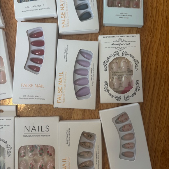 Assorted Press-On Nails Set - Picture 4 of 7